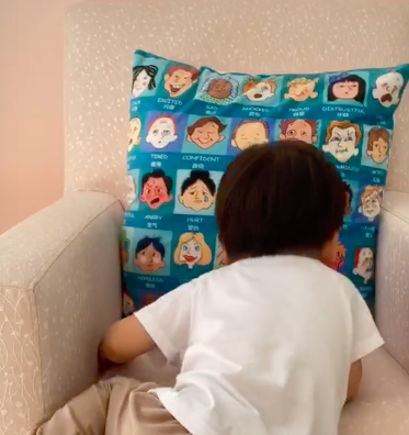 章子怡二胎兒子長大了！ 17個月爬沙發顯乖巧，卻因穿紙尿褲惹爭議