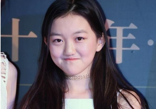 李嫣戴墨镜方式火上热搜，自称李十万怒怼喷子，王菲女儿太个性