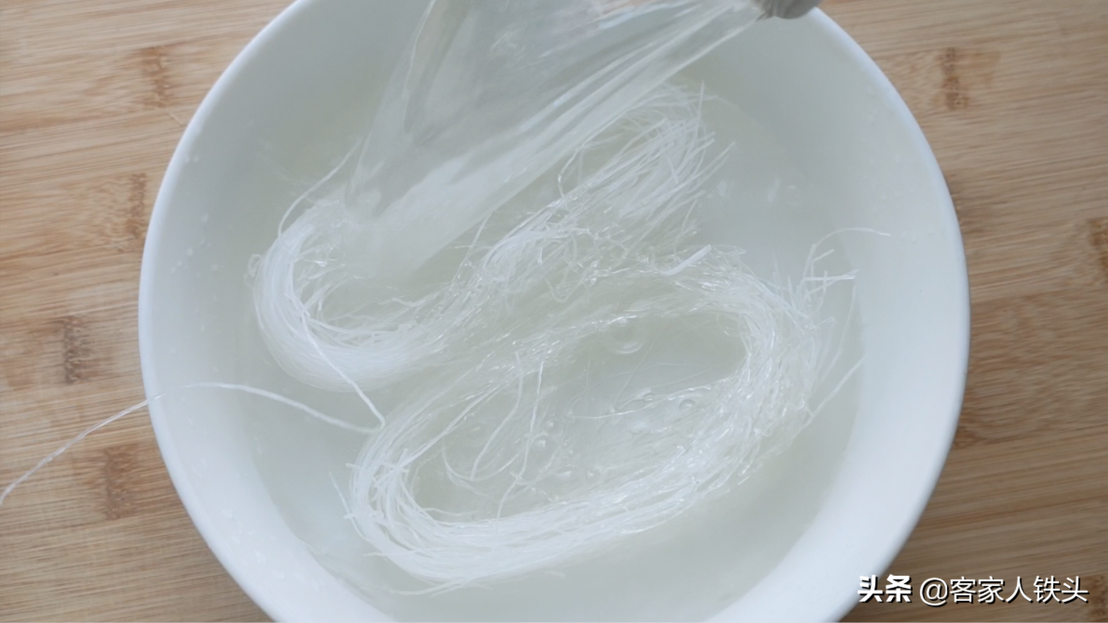 1块冬瓜2把粉丝卷一卷，以后待客就这样做，营养好吃简单又漂亮