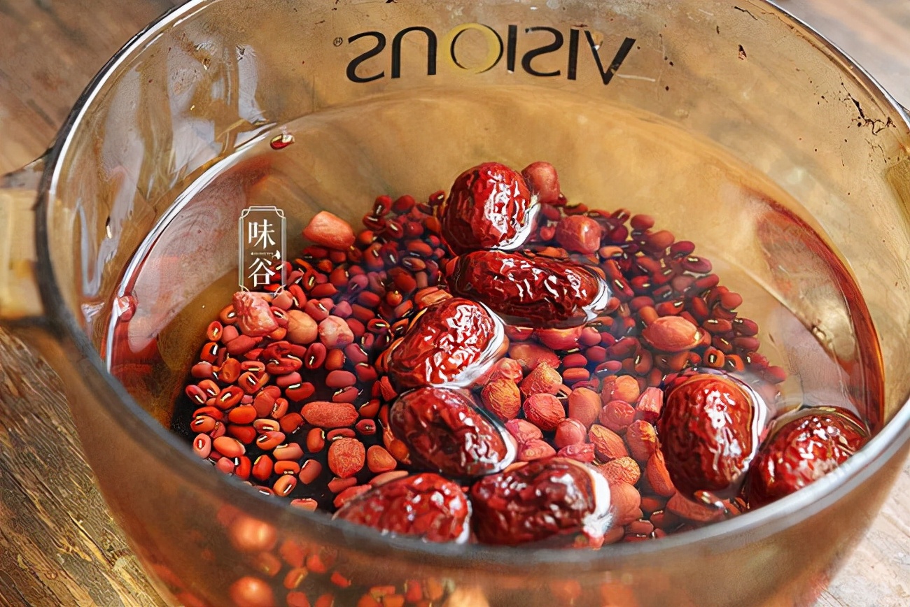 天凉了，聪明女人常喝这“五红汤”，营养易吸收，面如桃花好度秋