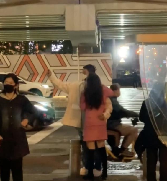 杜江夫婦在街邊等車，霍思燕投進老公懷裡取暖，感情恩愛羨煞旁人