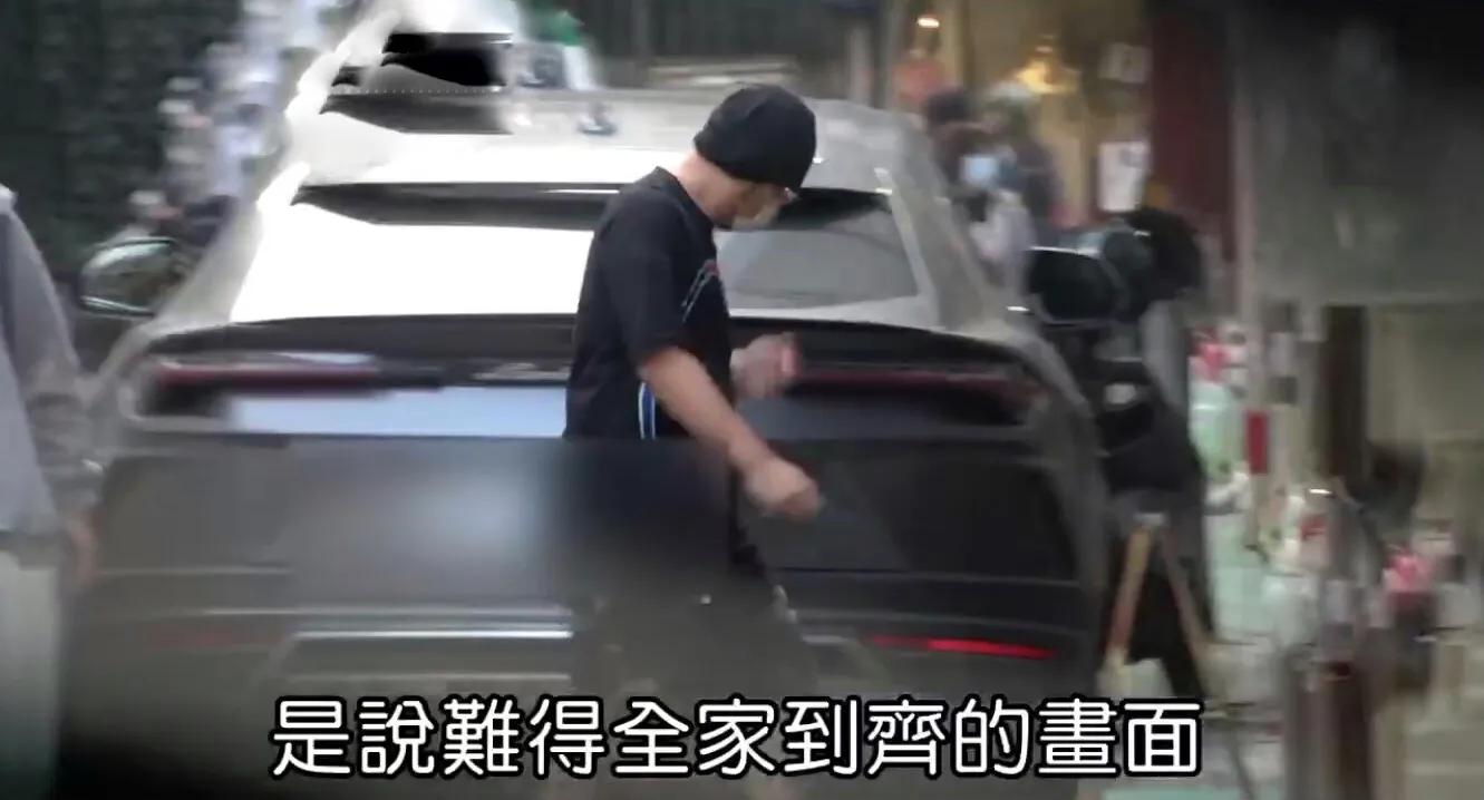 周杰倫一家四口出門吃甜品，一雙兒女正臉曝光，姐弟模樣很可愛