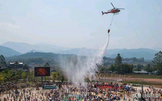 “升级版”泼水节，任嘉伦、许魏洲手拿水管，