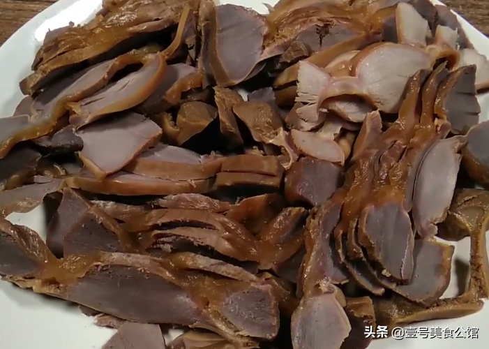 Teach you at home to make delicious braised duck gizzards, it can be done in 3 simple steps, a good cold meat