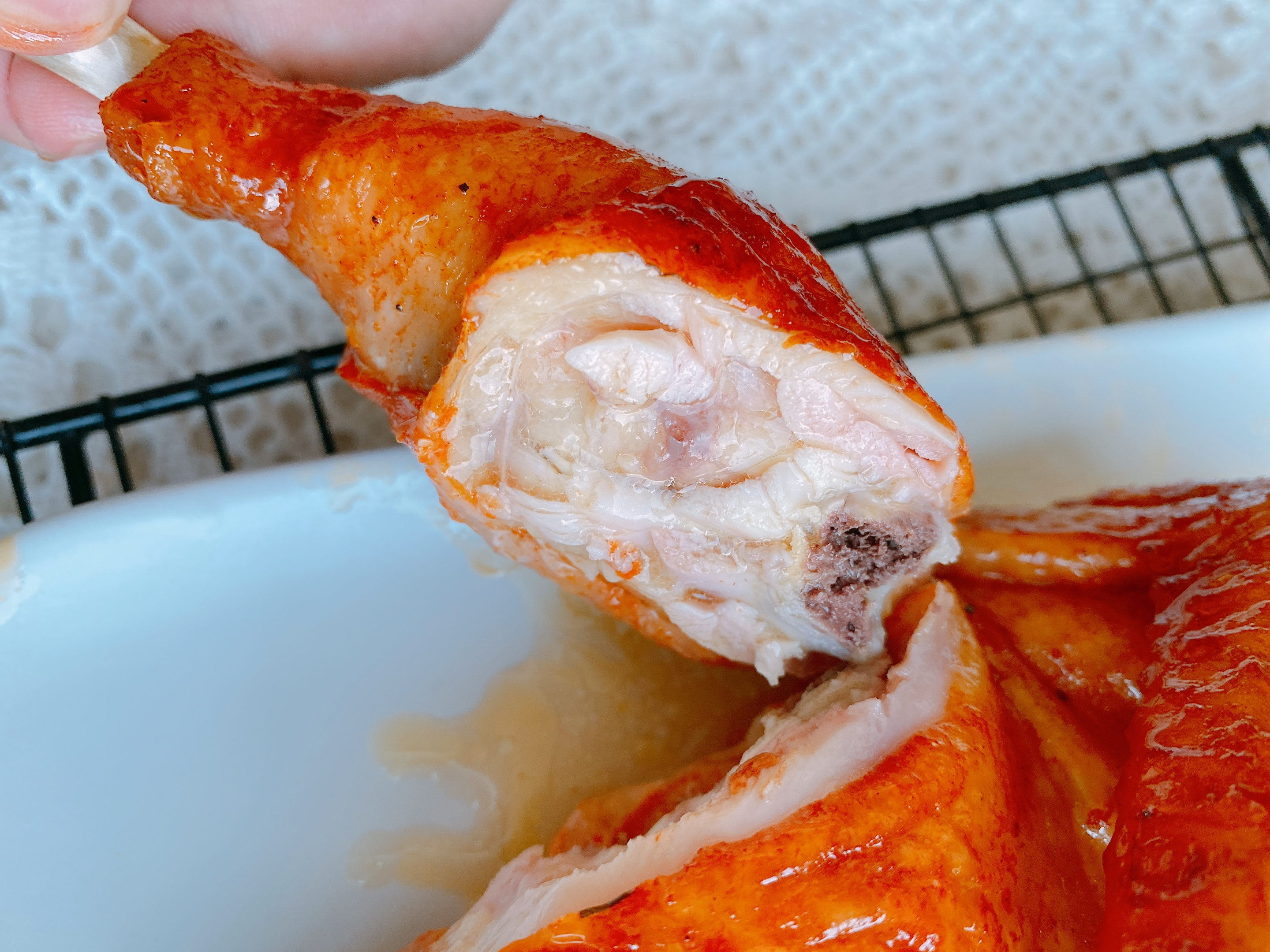 最简单的烤鸡，家里有烤箱的要试试，1个重点，皮酥肉嫩还爆汁