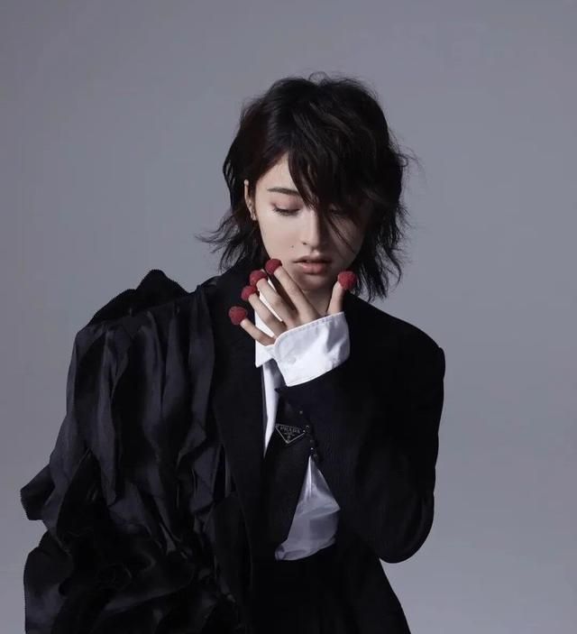 沈月新杂志大变脸，顶鸡窝头被称撞脸杨丞琳，鼻梁像插钢筋疑整容