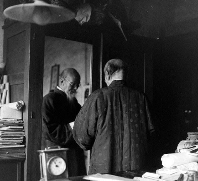 1948年11月，齐白石在北平绘画的老照片！注意，并不是抓拍