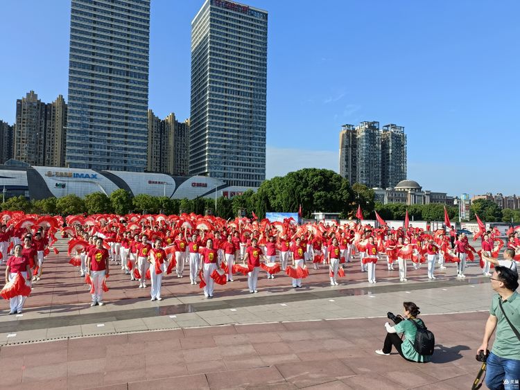 舞动湘潭”万人同跳大型排舞展演湘潭主会场启动活动圆满成功