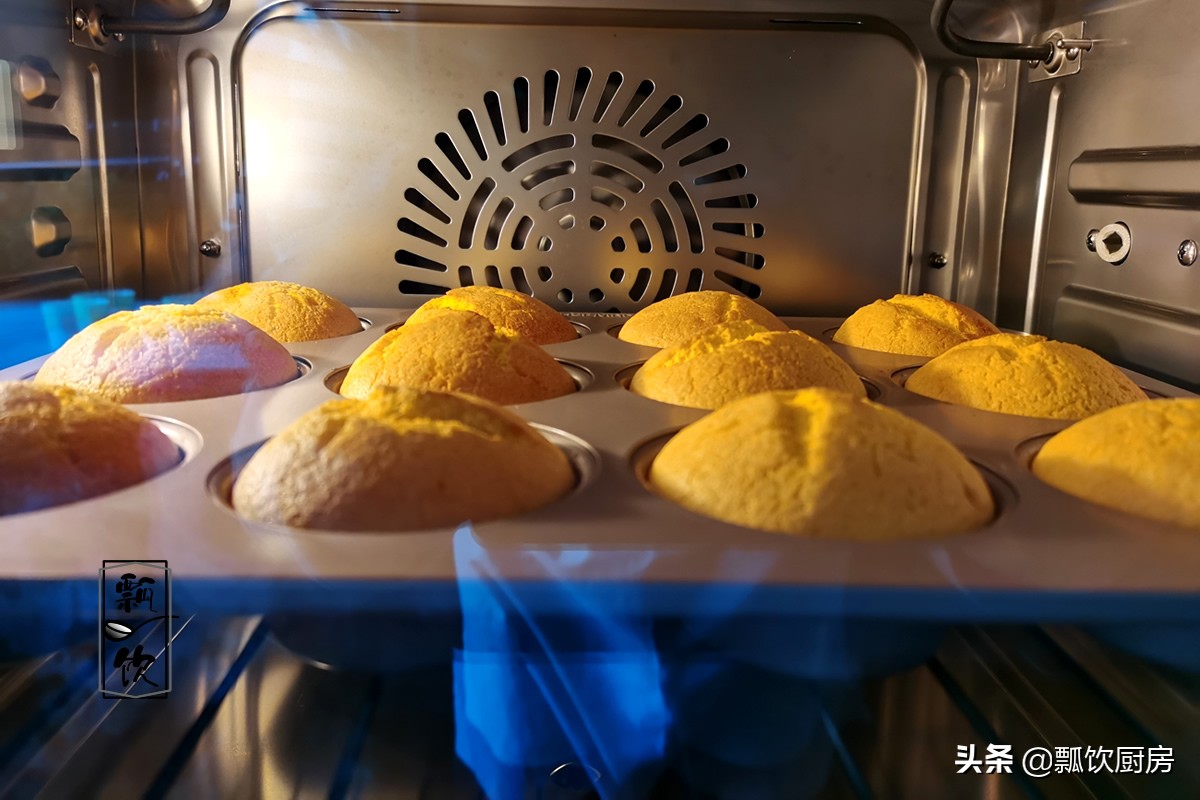 九月南瓜香，做成可口小蛋糕，营养又美味，孩子用手拿着吃超棒