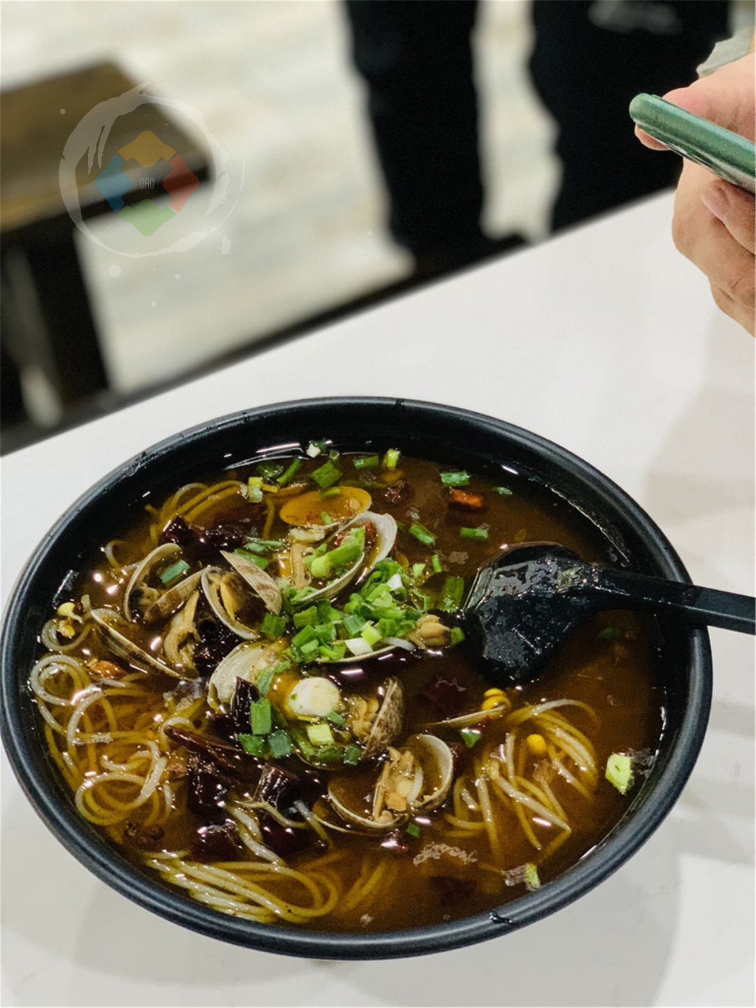 重庆小巷美食攻略：一碗冷吃辣子鸡米线，比重庆小面还好吃