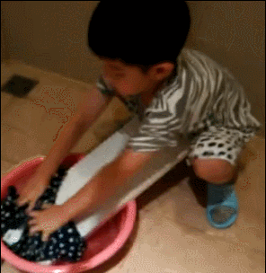 曾經因為練彈鋼琴被難為得哭現在的安吉都能在舞台上表演了