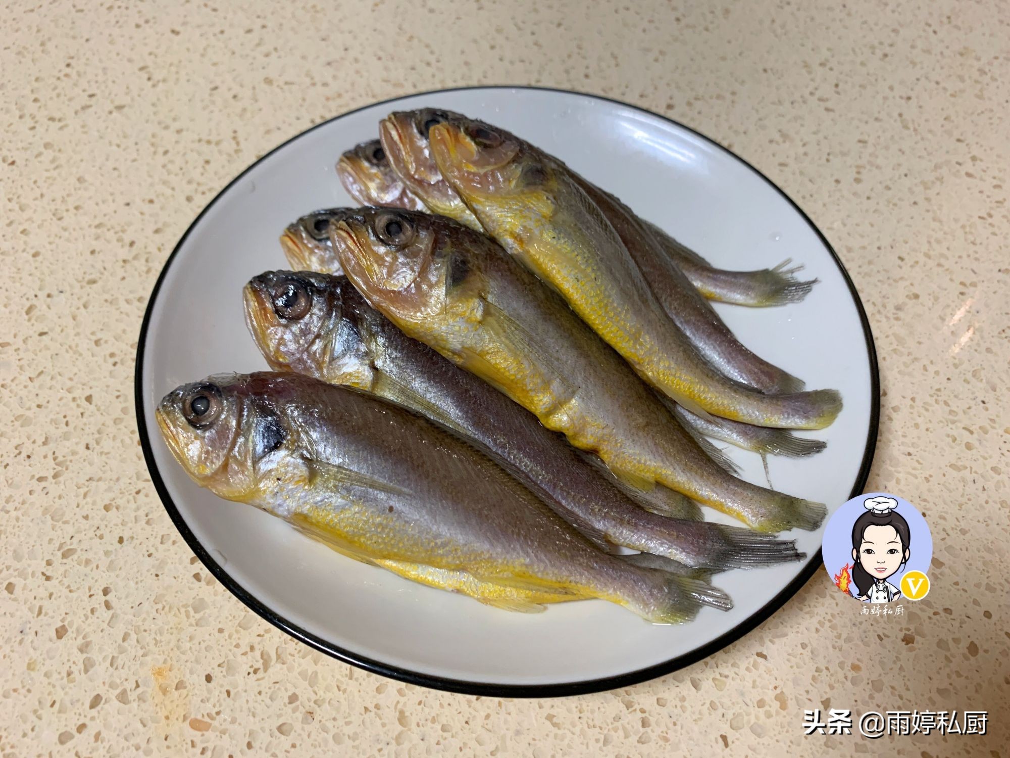 When frying fish, some people wrap it in flour, and some people put it directly into the frying pan to teach you the correct way. It is crispy and crispy.