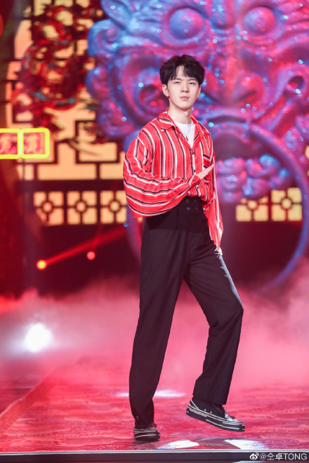 仝卓直播翻车，自曝篡改身份获取高考资格 网友