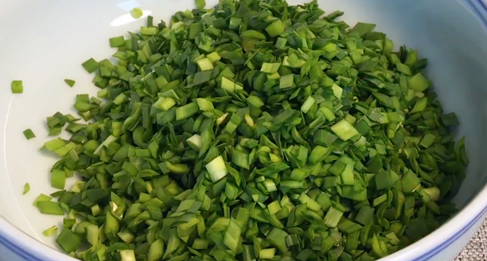 1塊豆腐，加1把韭菜，我家隔三差五就吃，皮薄餡大，飯店吃不到