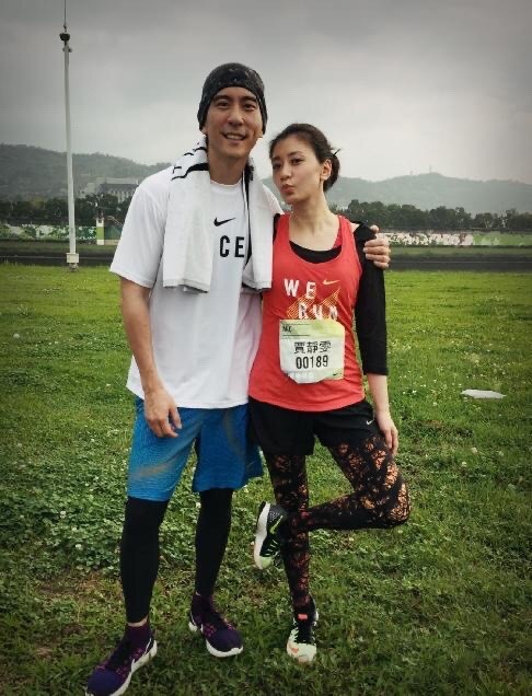 賈靜雯和仨女兒搞怪，4個美女咘咘眼睛居然最小，波妞缺牙張嘴笑