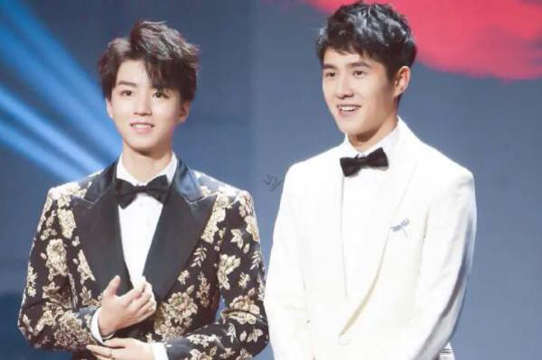 昊然|王俊凯刘昊然胡先煦被偶遇！拍戏间隙同游迪士尼 衣品都不错可圈可点