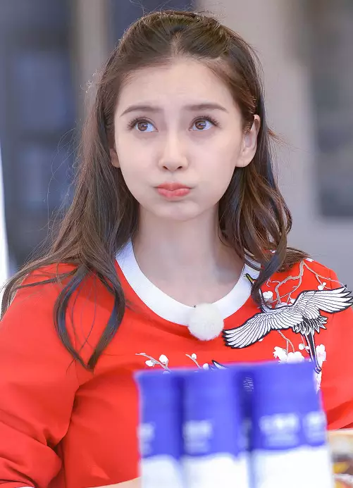 baby戴一双翅膀出行引围观，阳光下的她，说是天使下凡我都信！