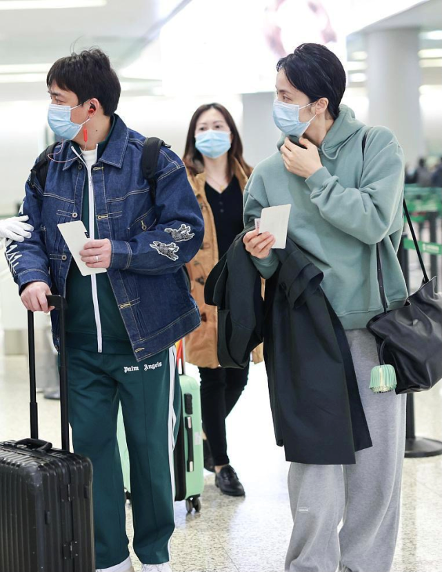 黄磊夫妇合体现身，黄磊“穿校服”背双肩包成