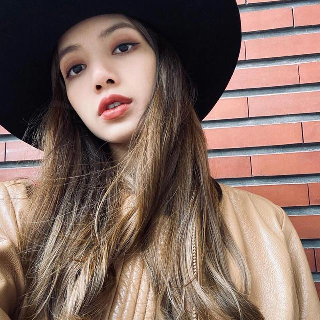 Lisa《青你2》视频截图引热议,被吐槽脱离韩式滤镜嘴大颜值下降