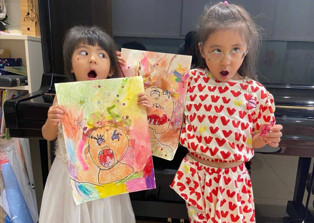 贾静雯三个女儿变化大，Bo妞颜值超咘咘，大女儿罕见露面