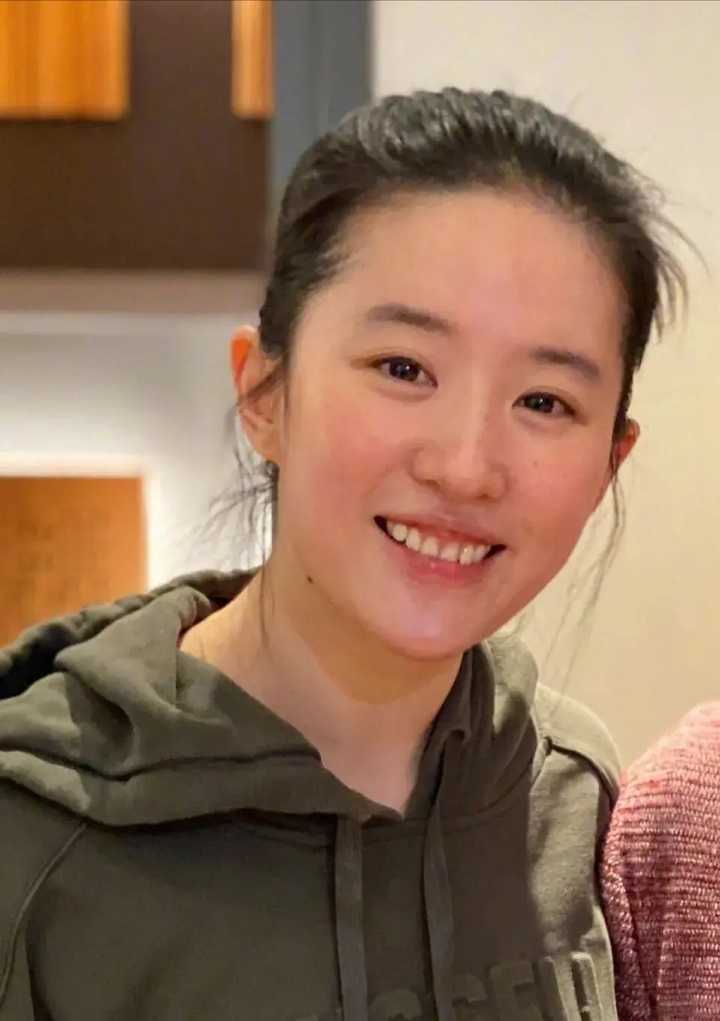 四位当红女明星的高清生图，看看谁是修图女神，谁是天生丽质