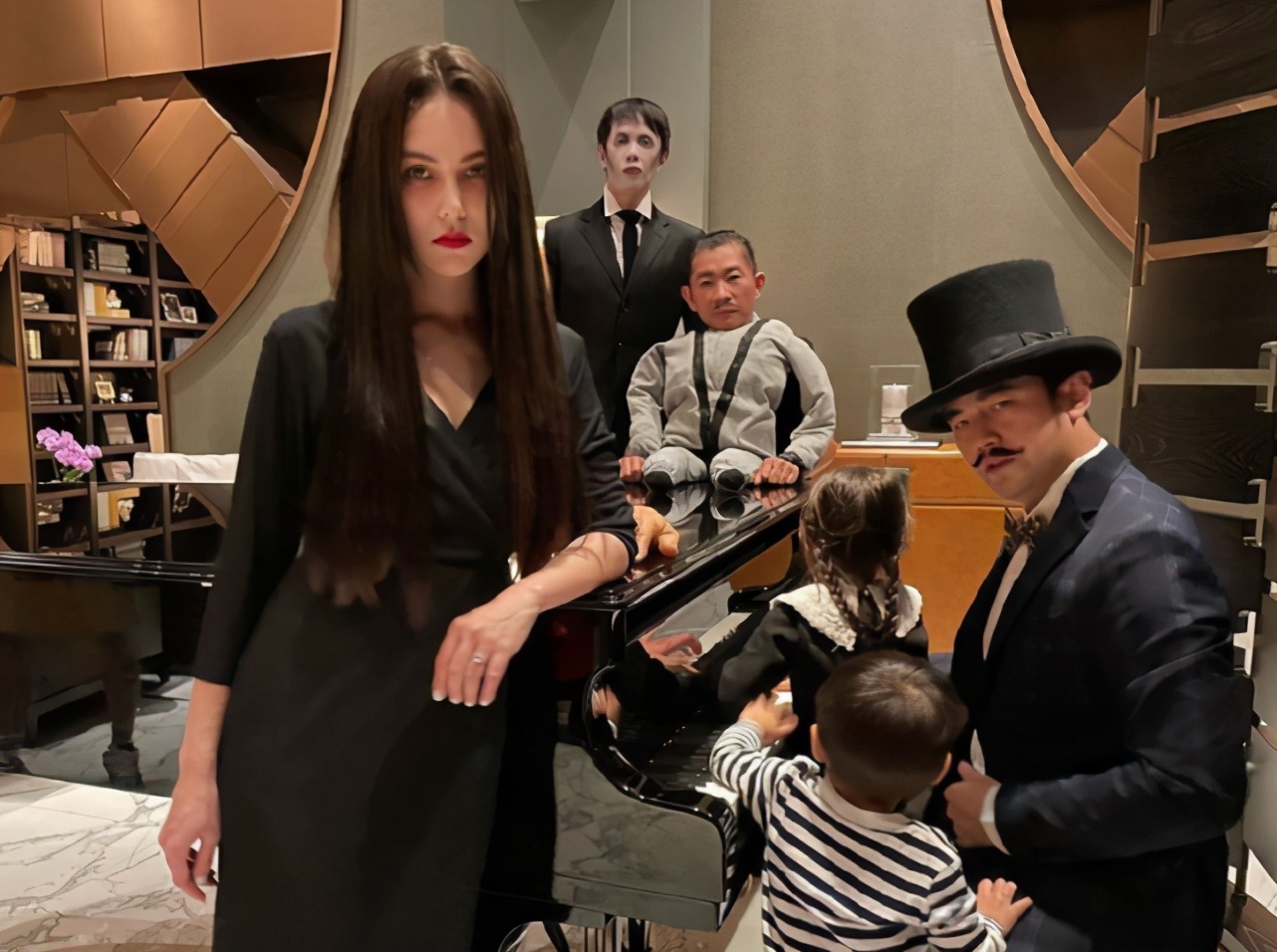 昆凌訓練5歲女兒獨睡，小周週再爆金句，吐槽爸爸周杰倫也不獨立