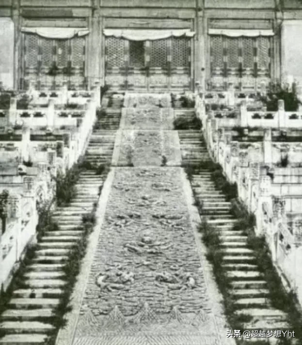 慈禧逃走后，日本人拍下了当时紫禁城的照片，