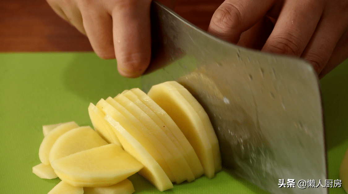 土豆别再炖肉了，教你一个新吃法，好吃到停不下来，比吃肉香