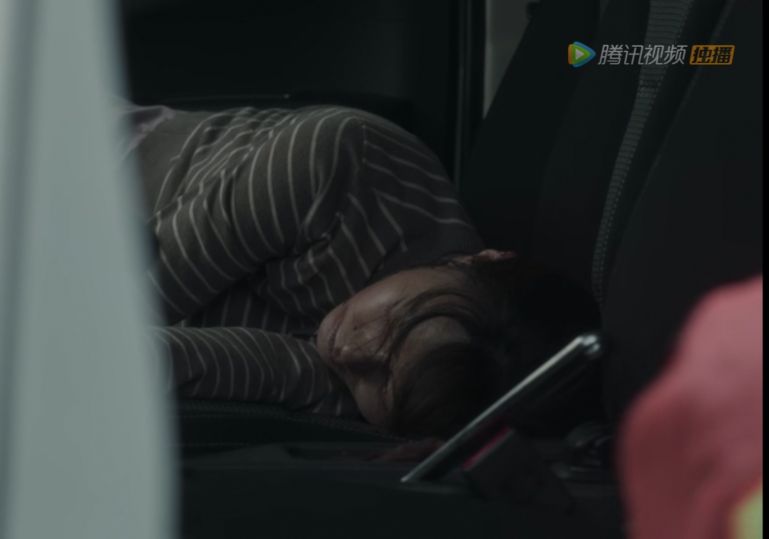 《扫黑风暴》爸被杀妈遭埋，她在仇人怀里撒娇