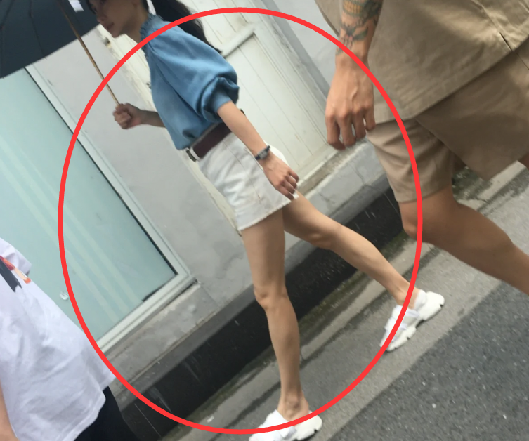 网友剧组偶遇baby，直呼本人瘦到青筋凸起，大家却建议去录综艺
