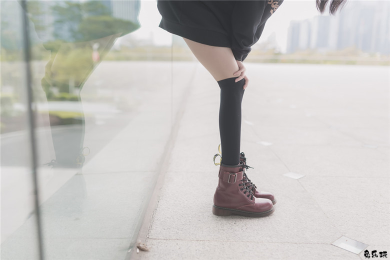 【福利姬】让人喜欢的黑丝及膝袜小细腿！太美了（48P）