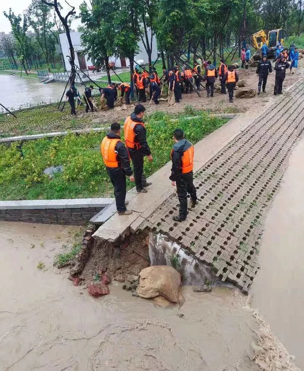 暴雨无情人有情，商丘市各救援组织增援郑州