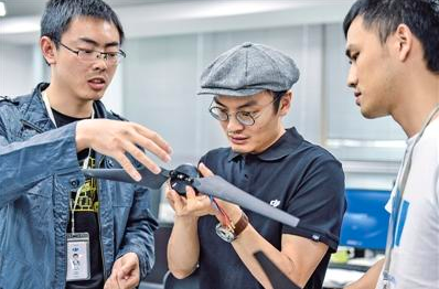 他垄断全球8成市场，搞垮美国无人机巨头，仅用9年财富突破200亿