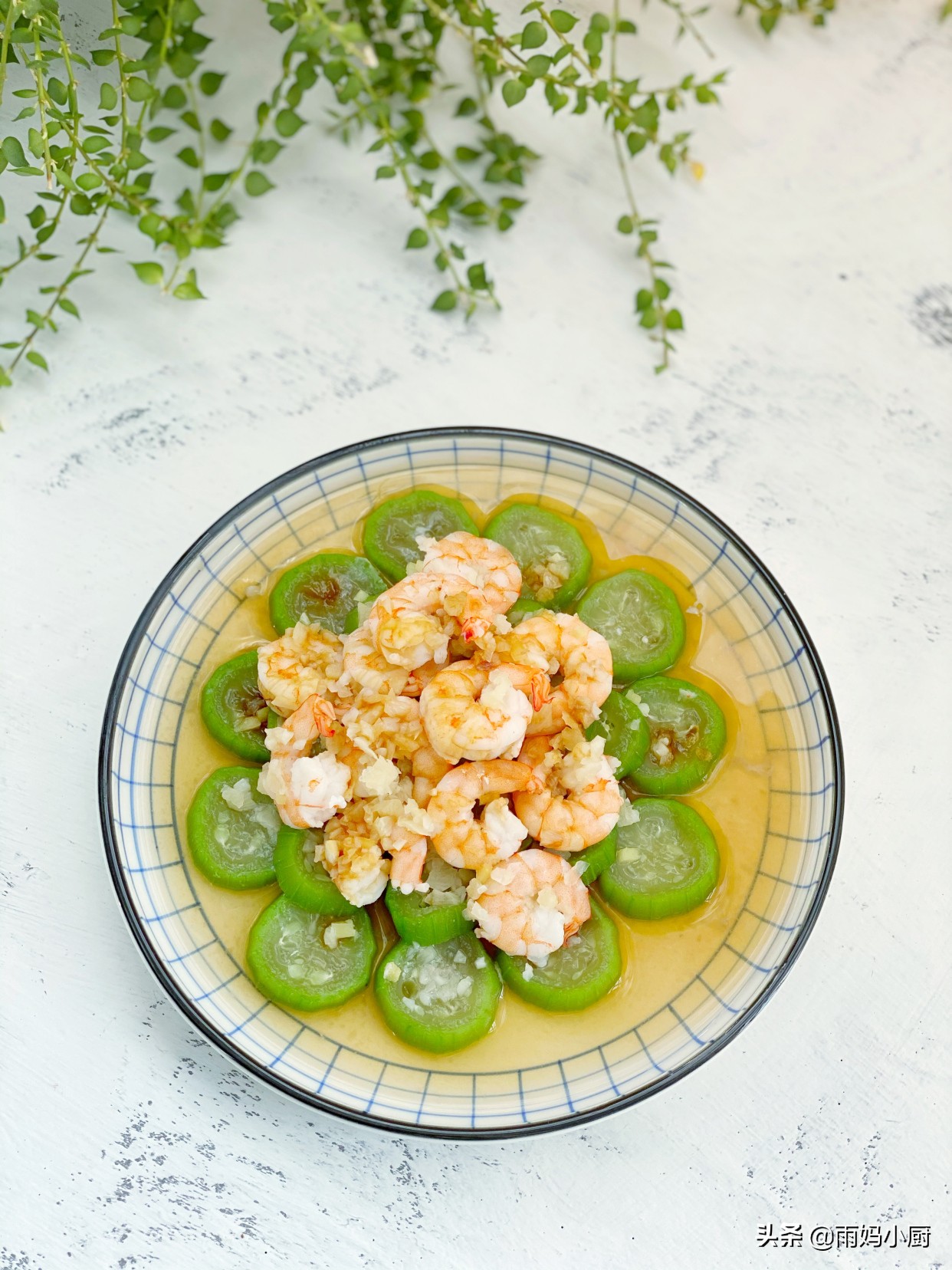 絲瓜和蝦仁一起蒸，味道鮮美又順滑，簡單易做上桌湯汁都不剩