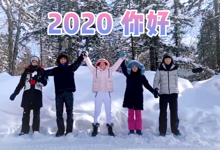 张艺谋为14岁女儿同框庆生，19岁儿子罕现身，三