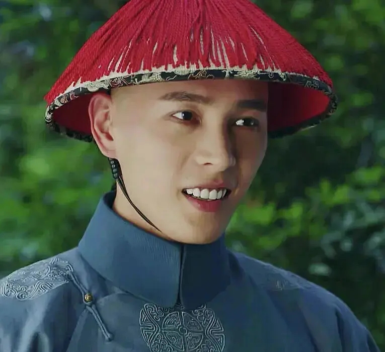 求求演员们，做烤瓷牙颜色悠着点，“夜光牙齿