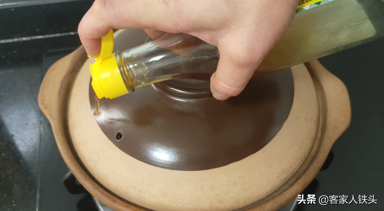 做生焗魚煲，廣東人真有一套，一醃一焗就開吃，簡單好吃營養豐富