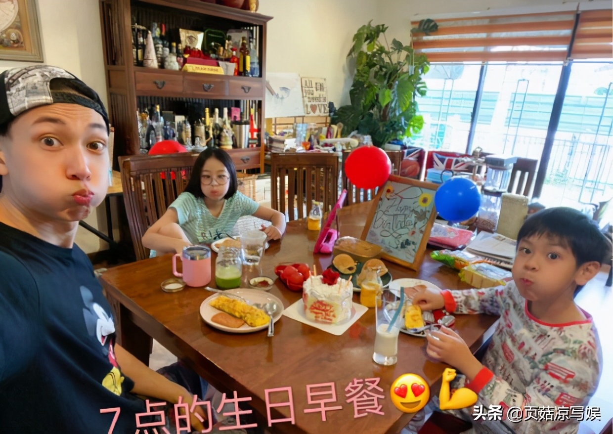 吴尊庆祝生日罕现身，家人生日只差一天有缘分，儿子大小眼仍很帅