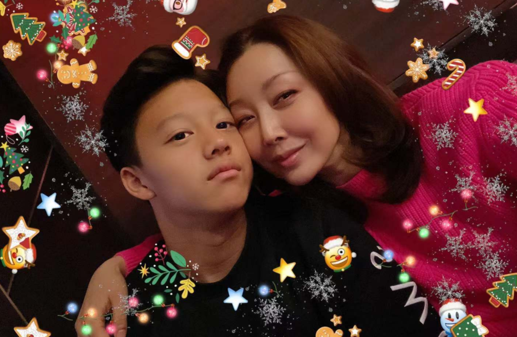 歌手孙悦罕晒娃，与儿子同框似姐弟，被曝购上亿豪宅过田园生活？