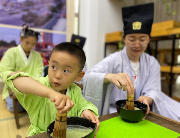 南京市江北新区长芦街道开展有趣有爱的亲子茶艺会