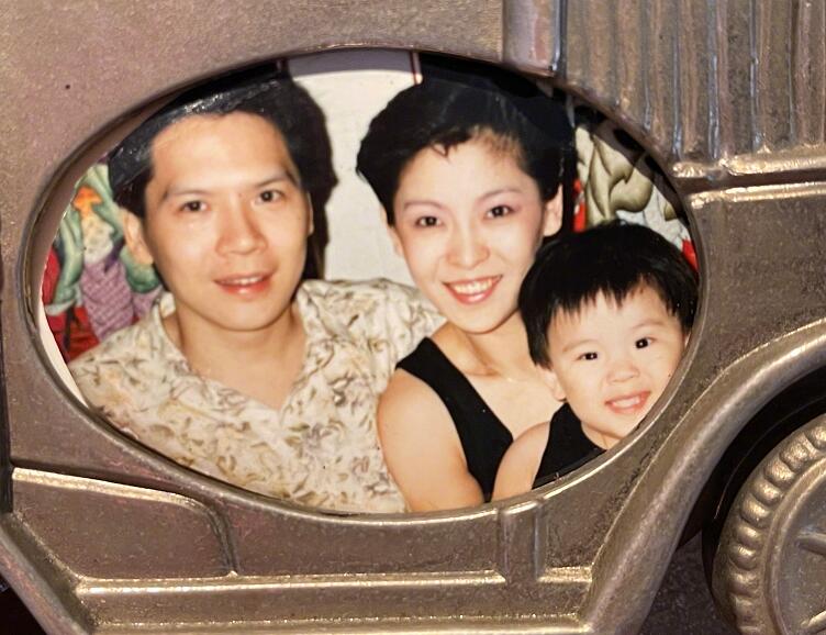 向佐父亲节晒全家福照，期待重聚中夹杂担忧，向太逃离台北疑受阻