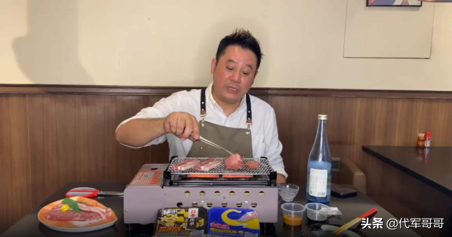 他是TVB金牌绿叶，出道30多年薪水不高，如今51岁转行开肉铺
