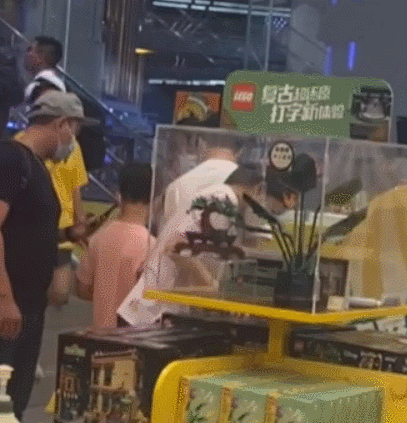 田亮一家在商场被偶遇，森碟个头高略微驼背，小亮仔爱吃糖豆