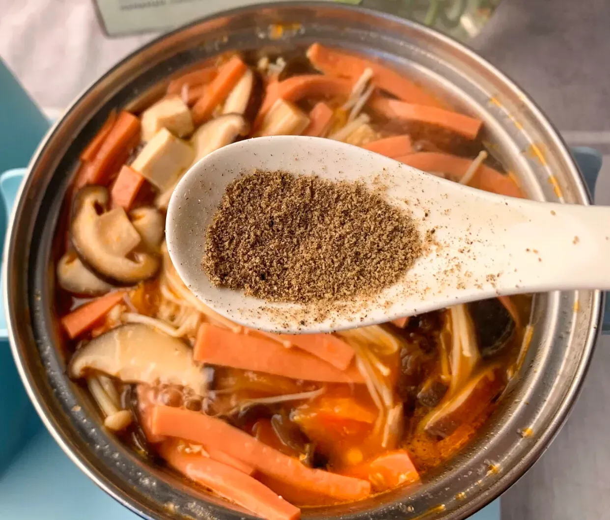 The explorer will teach you to make delicious hot and sour soup in 10 minutes, which will make you lose your appetite and say goodbye