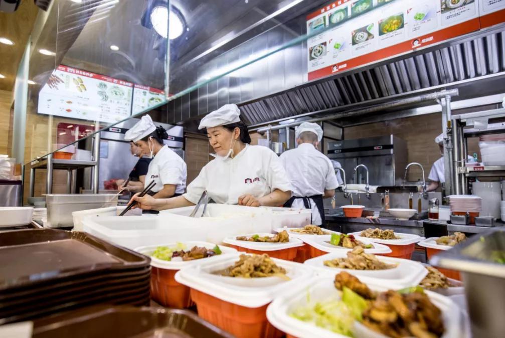 餐饮界的“优衣库”，卖馄饨、盖饭、羊肉串，开出100家直营店