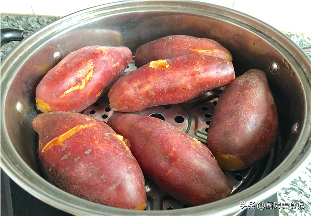 蒸紅薯時，直接上鍋就錯了，多加2個技巧，紅薯香甜又細膩，好吃