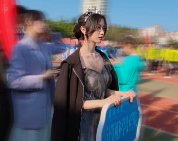 “举牌小姐姐”席如意一夜上涨50万粉丝 回应自己并没有很漂亮