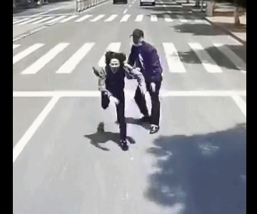 视频太可怕！男子将女友一把推向驶来的公交车