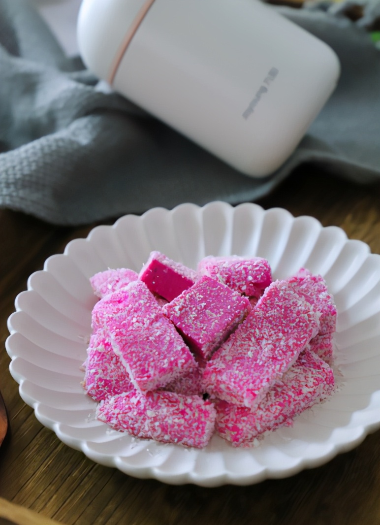 1個火龍果，1盒牛奶，教你做這個簡單的甜品，奶香濃郁入口即化