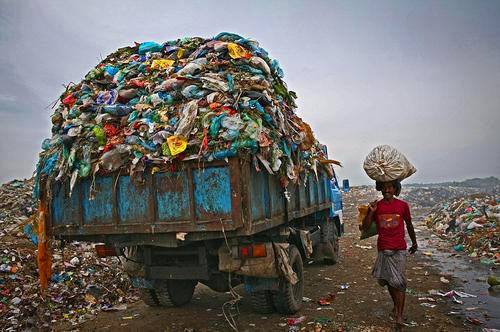世界最脏的国家，印度都甘拜下风，街边女人的行为令人难以置信